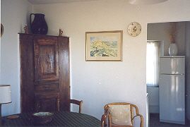 Esszimmer mit Blick auf die Küche im Moulin de Bel Air in Gordes