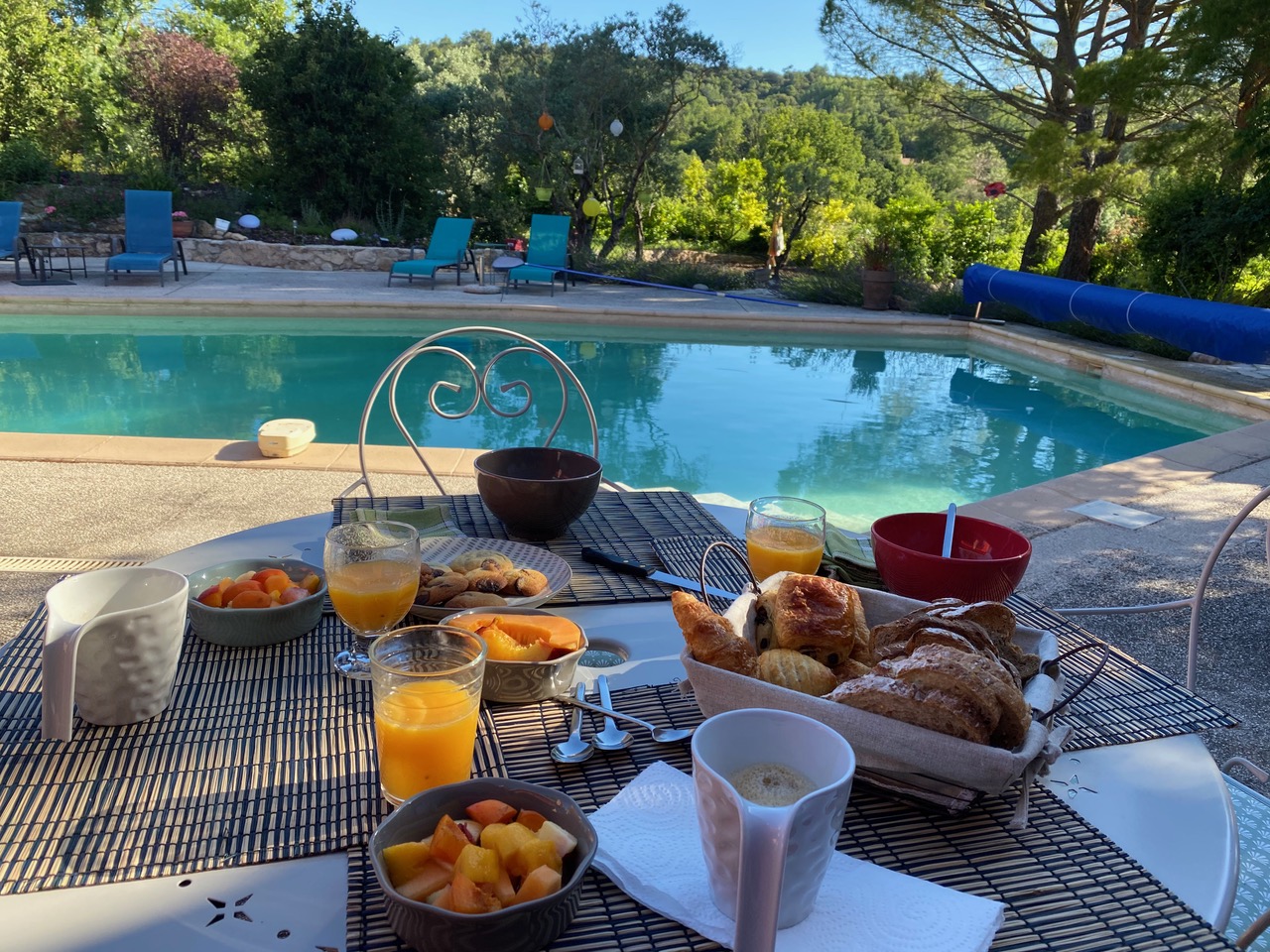 Le Mas de la Diligence in Mirabeau – Gästezimmer und Table d’hôtes mit Pool