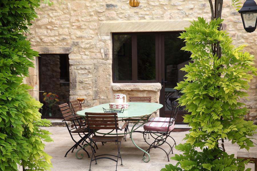 Schattige Terrasse mit Gartenmöbeln bei La Petite Maison des Garrigues im Luberon