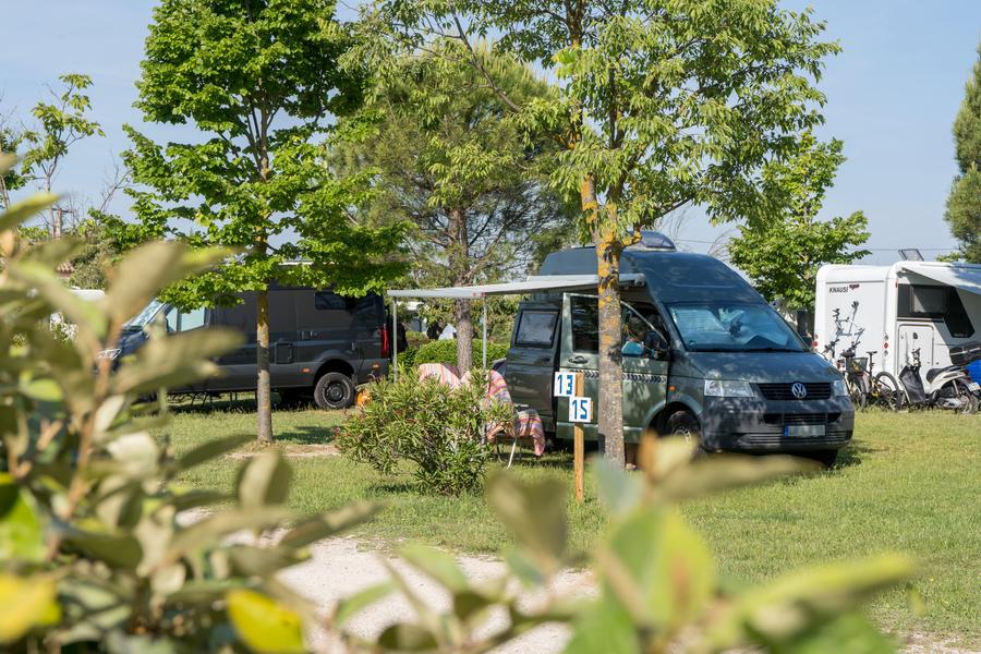 Schattiger Stellplatz auf dem Lubea Camping in Apt