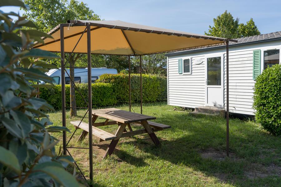 Mobilheim auf dem Lubea Camping in Apt in einer baumbestandenen Umgebung