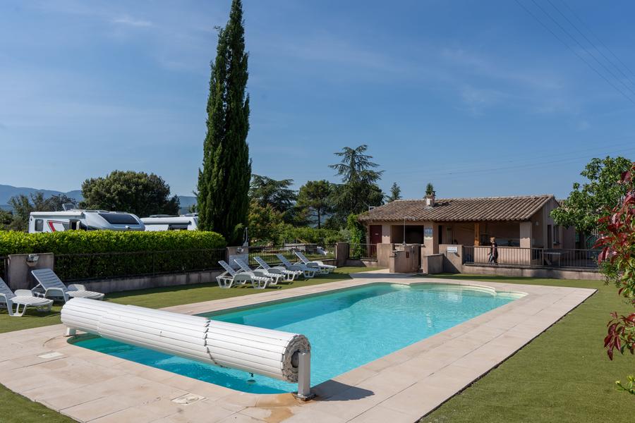Pool des Lubea Camping in Apt mit Liegestühlen