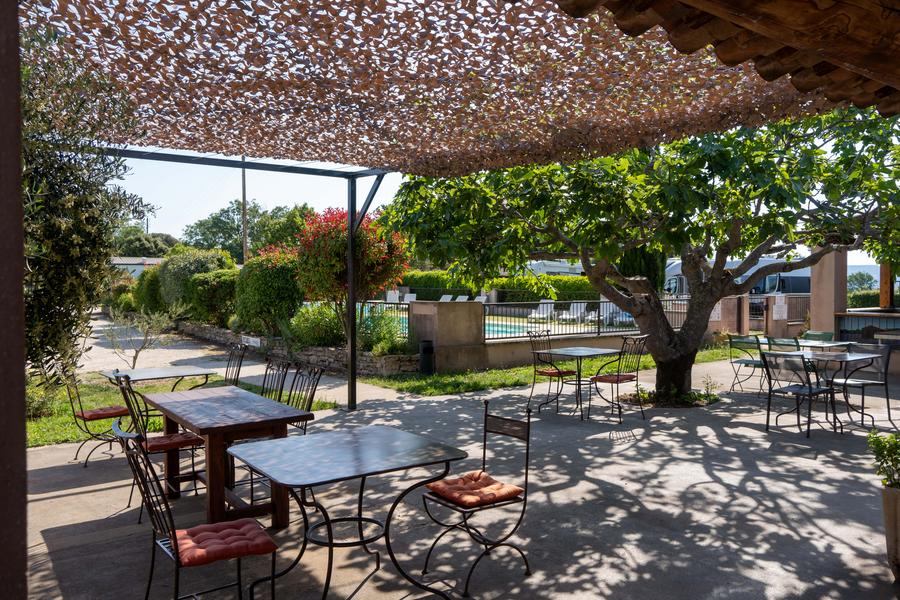 Schattige Terrasse des Lubea Camping in Apt