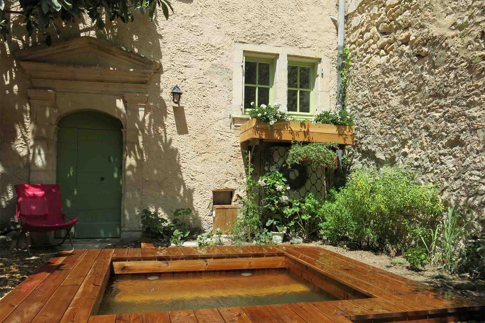 Umzäunter Garten mit Naturholzpool in La Buissonnière