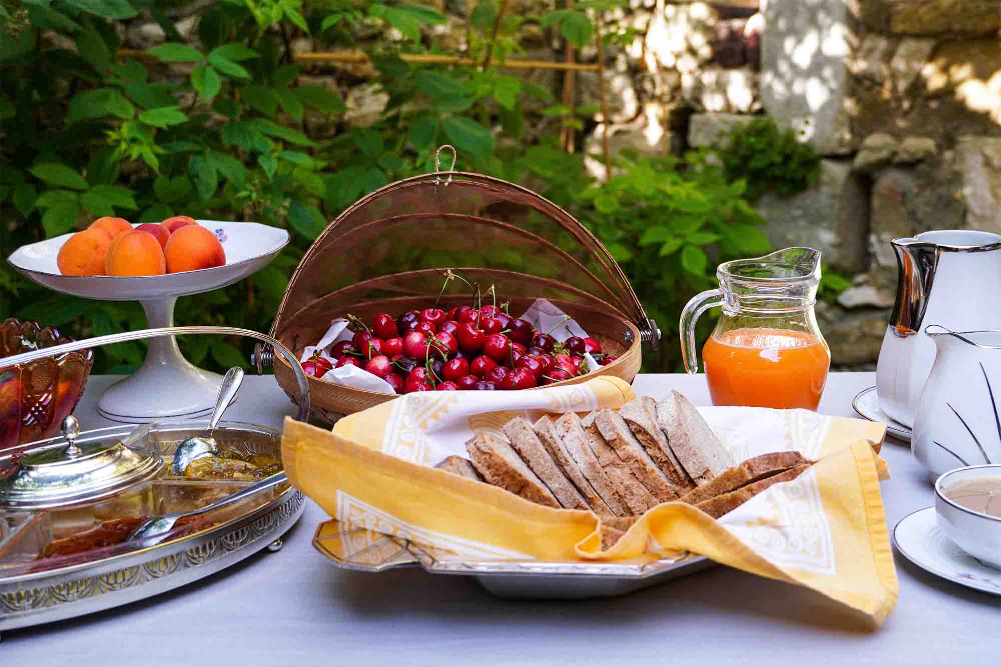 Gourmet-Frühstück wird im Garten von La Buissonnière serviert