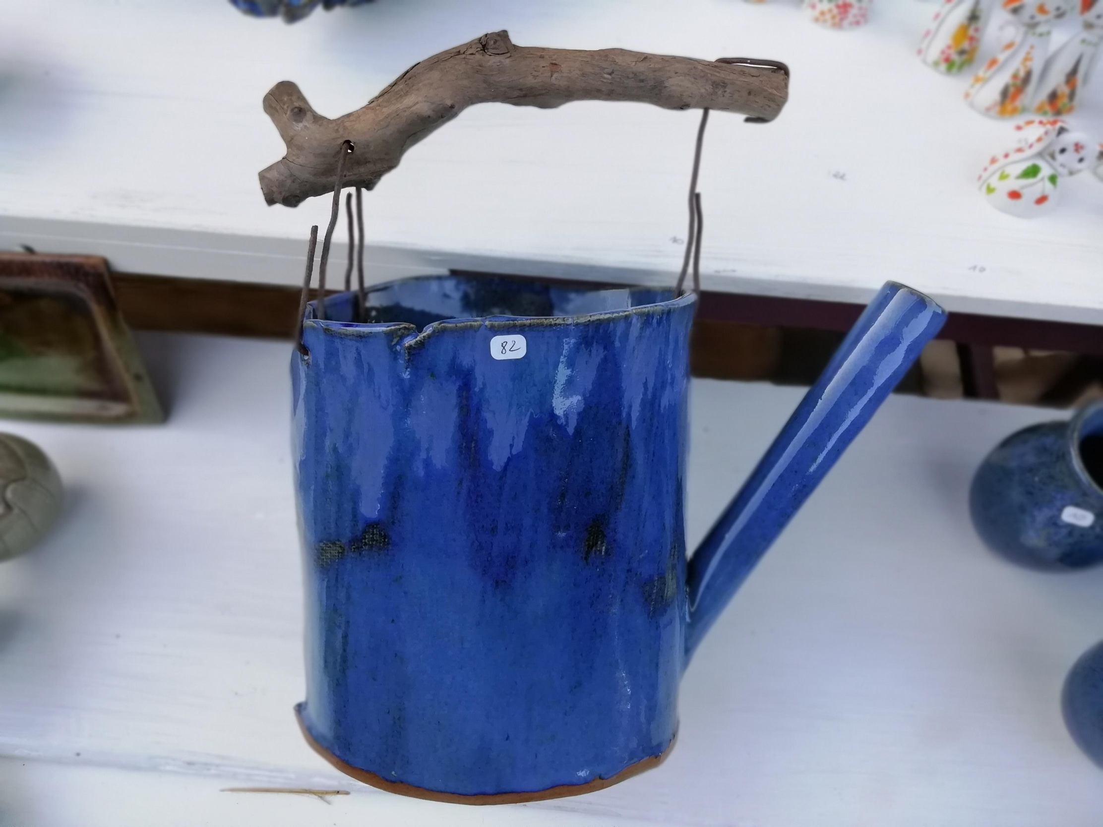 Gießkanne aus blauer Keramik mit Treibholzgriff, Unikat aus der Poterie de Pierroux