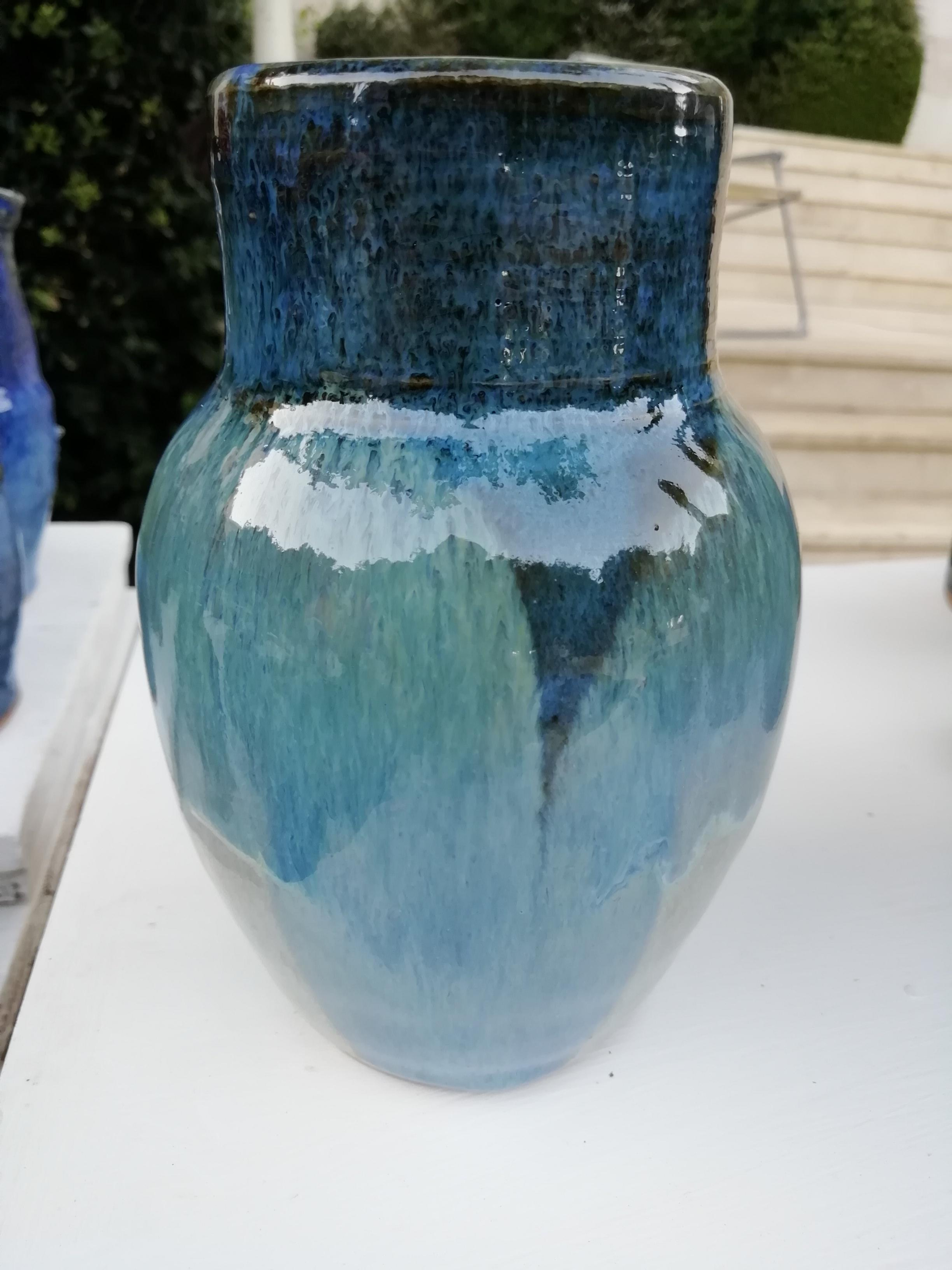 Steinzeugvase mit Blau- und Grüntönen, Ausdruck des handwerklichen Könnens der Poterie de Pierroux