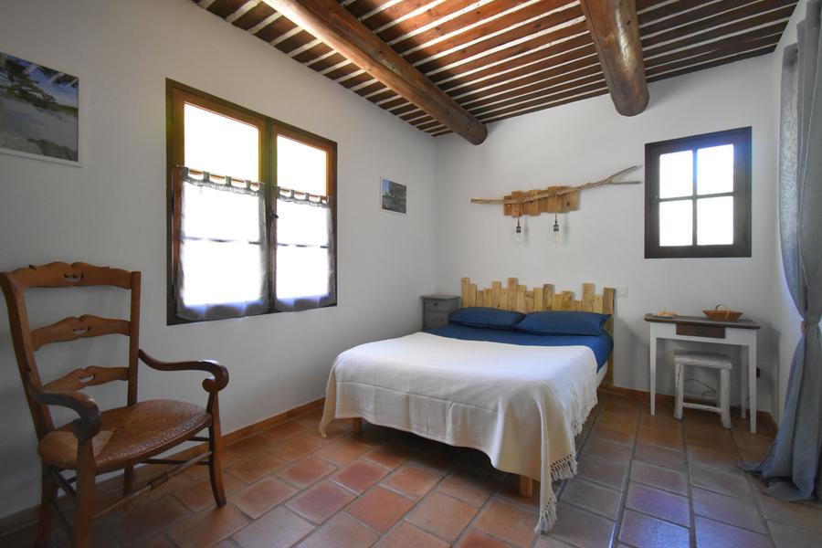 Zimmer Luberon mit Doppelbett, Holzbalken und provenzalischem Flair