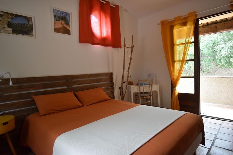 Zimmer Durance mit Doppelbett und warmer Dekoration