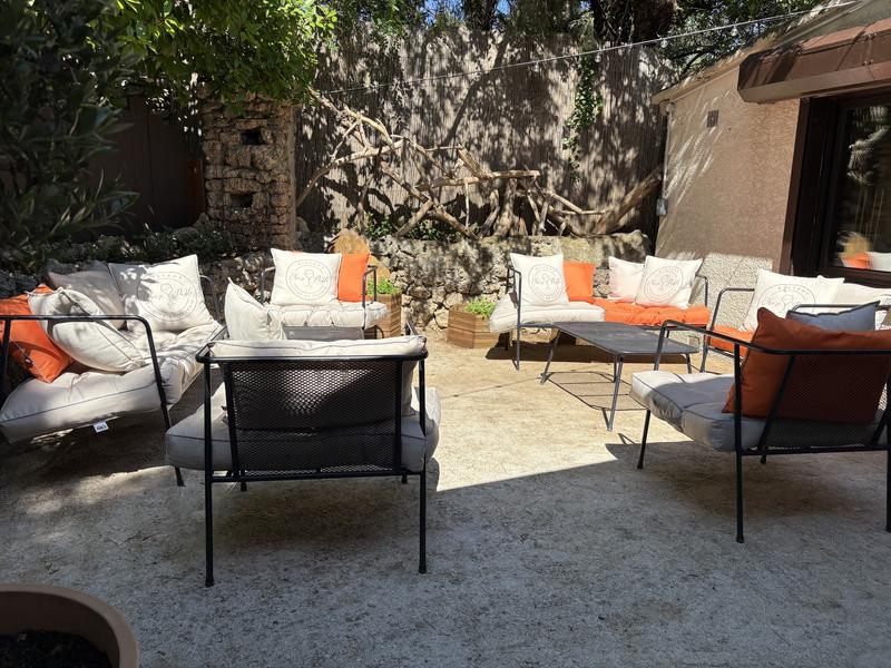 Nehmen Sie Platz auf der Terrasse des Bistrot des Cèdres - Chez Pablo im Herzen des Luberon Schattige Lounge-Terrasse des Bistrot des Cèdres in Cabrières-d’Avignon