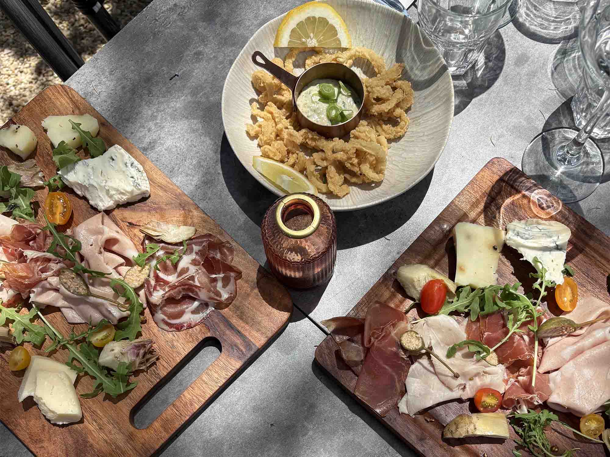 Mediterrane Tapas zum Teilen bei Chez Pablo in Cabrières-d’Avignon Wurst- und Käseplatten sowie hausgemachte Tapas im Bistrot des Cèdres