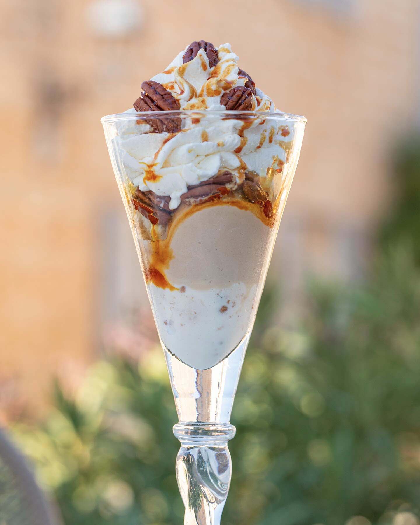 Eisbecher ‘Le Kiff du Chef’ von Le Quillé in Lourmarin mit Cookies-, Pekannuss-, Haselnuss- und Vanilleeis