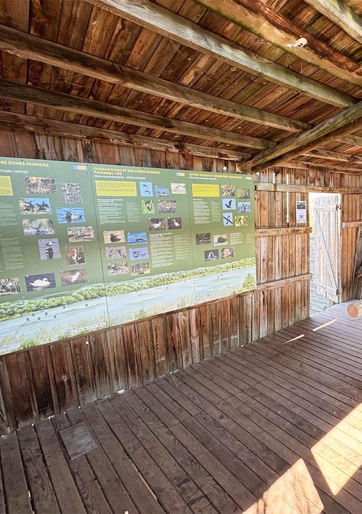 Vogelbeobachtungshütte aus Holz am See von Mallemort