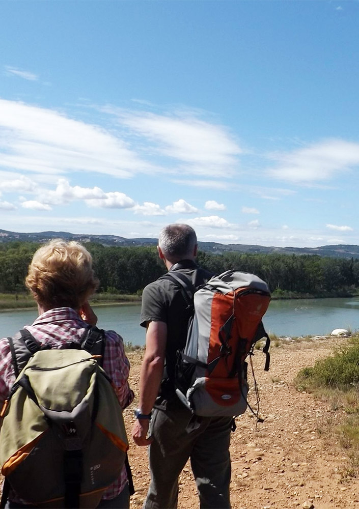 Wanderung in Mérindol entlang der Durance – Wanderpaar mit Rucksäcken