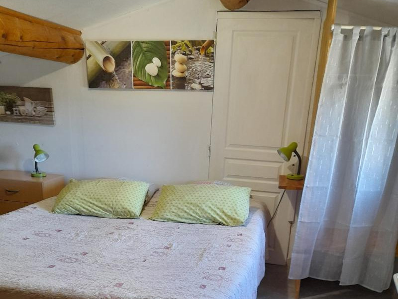 Suite Vaucluse mit Holzterrasse und Blick auf den Pool bei Chez Cécile in Lagnes