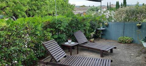 Schattige Terrasse mit Liegestühlen bei der Unterkunft Les Amandiers in Cabrières-d'Avignon
