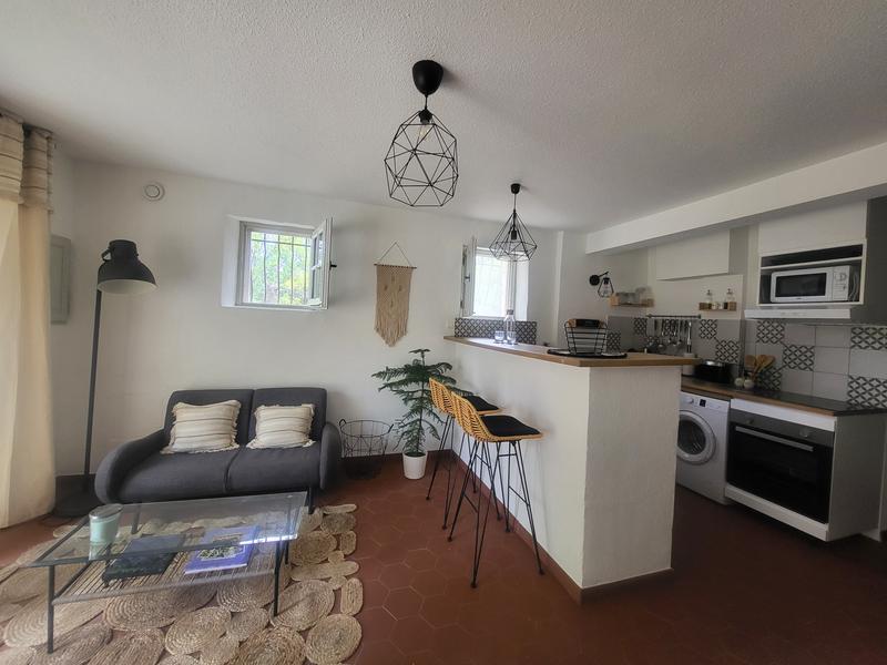Wohnbereich des Ferienhauses Le Sarret in Cabrières d’Avignon mit ausgestatteter Küche und Sitzecke
