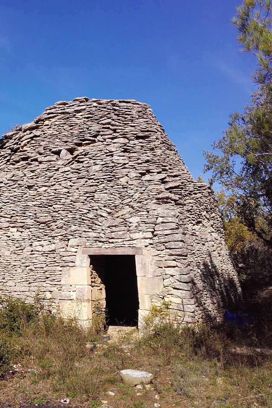 Trockenstein-Borie am Garrigues-Pfad in Beaumettes