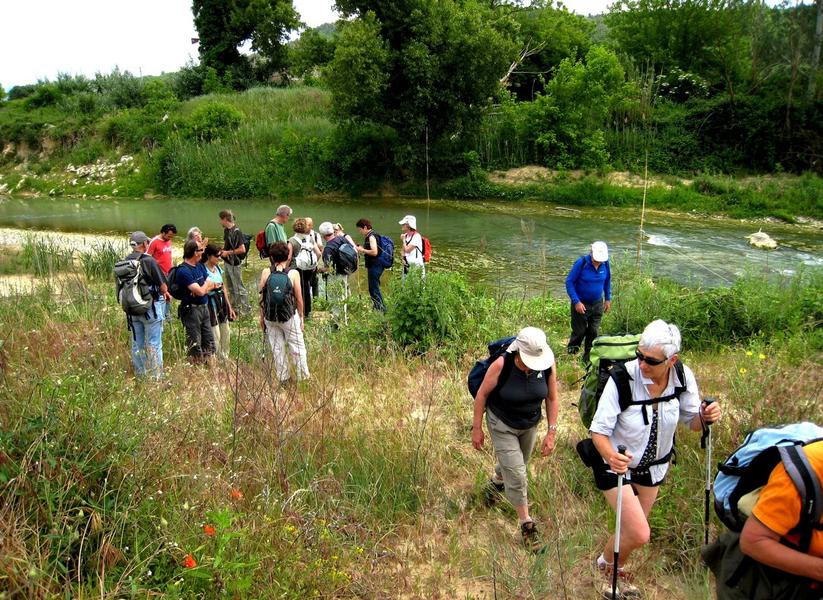 Chemin de la Virginière in Les Beaumettes – Flussufer und EV8-Radroute