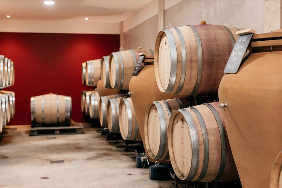 Barriques im Weinkeller des Domaine Perréal