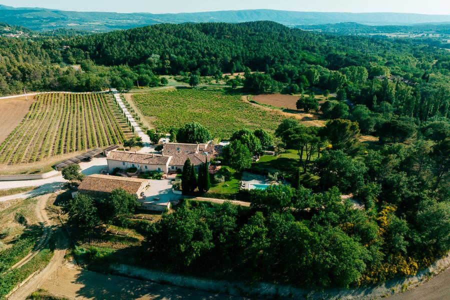 Luftaufnahme des Domaine Perréal umgeben von Weinbergen und Natur im Pays d’Apt