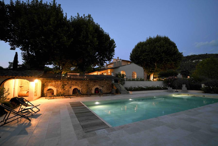 Pool und Unterkünfte im Domaine Perréal bei Sonnenuntergang