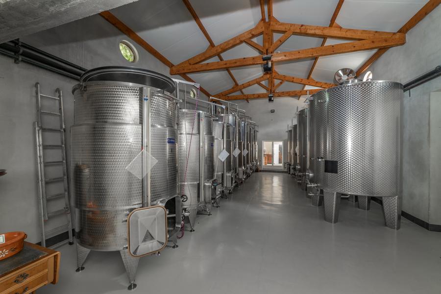 Keller und Edelstahltanks des Château Saint Pons Moderner Keller des Château Saint Pons mit Edelstahltanks für die Weinbereitung
