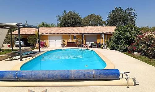 Gite devant la piscine