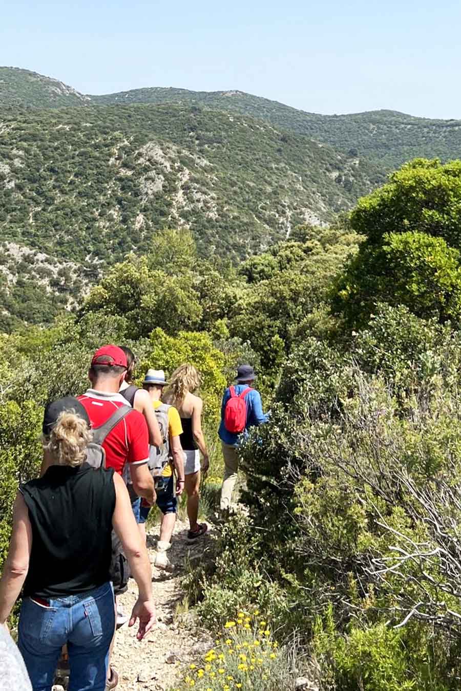 Wanderer auf dem Portalas-Weg in Lauris im Herzen des Regionalparks Luberon
