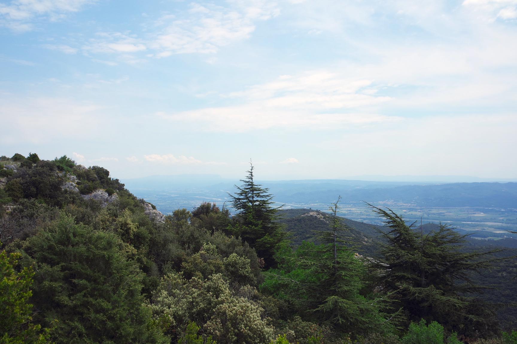 Blick auf die Landschaften des Petit Luberon vom Aussichtspunkt Portalas
