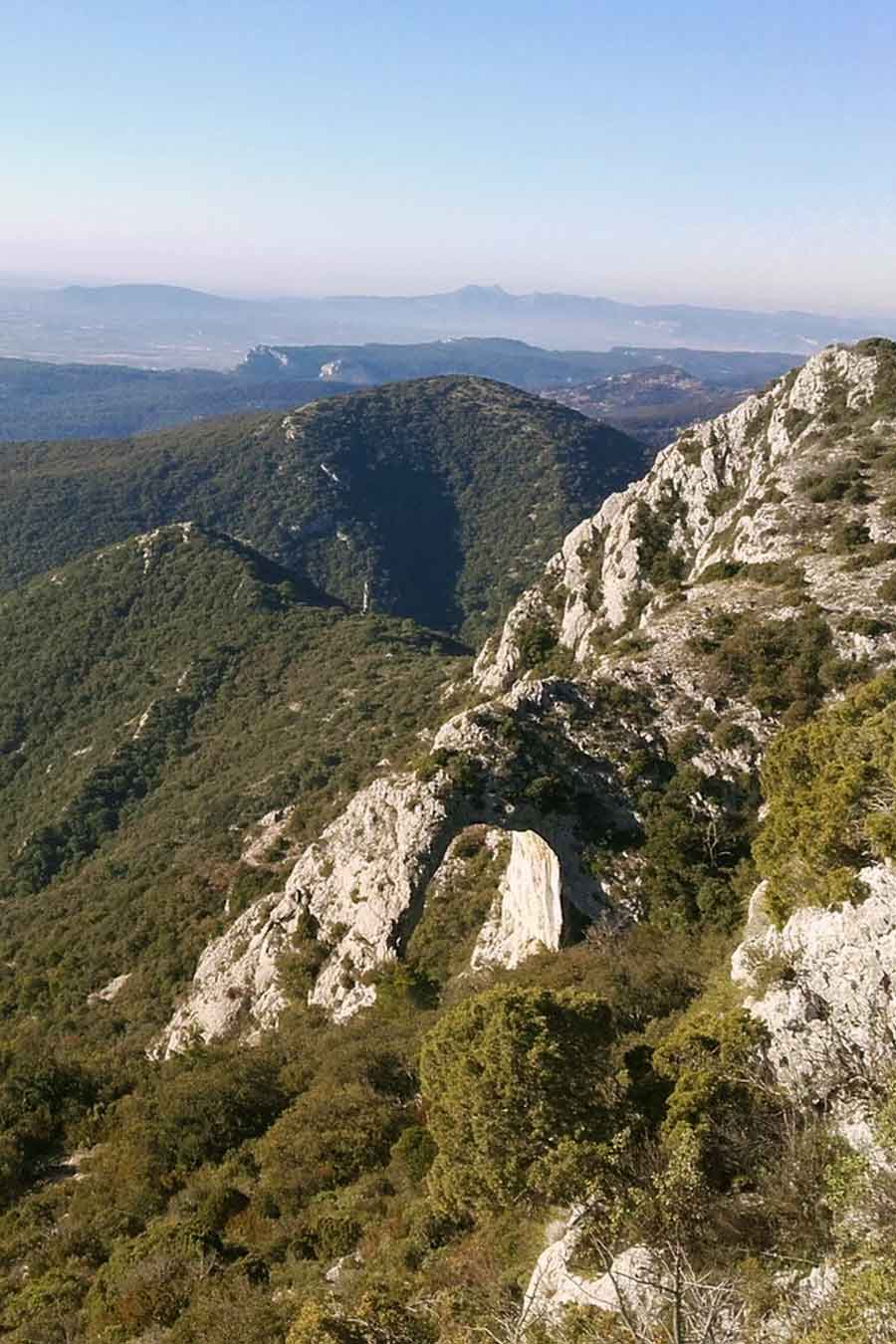 Blick auf den natürlichen Portalas-Bogen und die Hügel des Petit Luberon von Lauris aus
