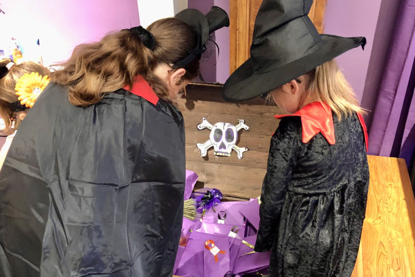 Zaubertresor und Geschenke für verkleidete Kinder im Lavendelmuseum Verkleidete Kinder entdecken den Zaubertresor im Lavendelmuseum Luberon