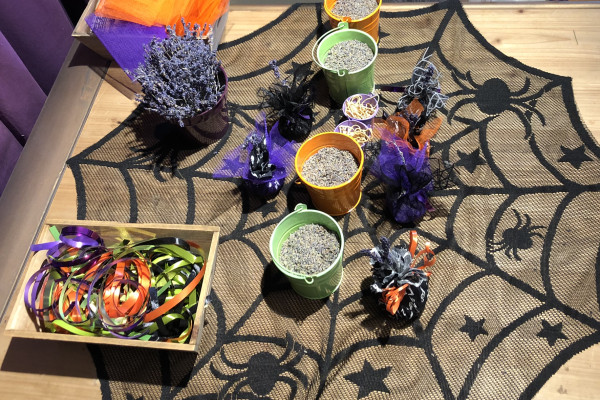 Kreativer Halloween-Workshop im Lavendelmuseum Luberon Kinderatelier zur Herstellung von Duftsäckchen und Halloween-Dekorationen im Lavendelmuseum