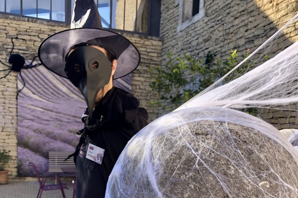 Sonderführung zu Halloween im Lavendelmuseum in Cabrières-d’Avignon Führer des Lavendelmuseums als Zauberer verkleidet zu Halloween in Cabrières-d’Avignon