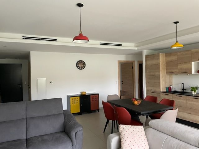 Heller Wohn- und Essbereich der Ferienwohnung für 6 Personen in L’Isle-sur-la-Sorgue