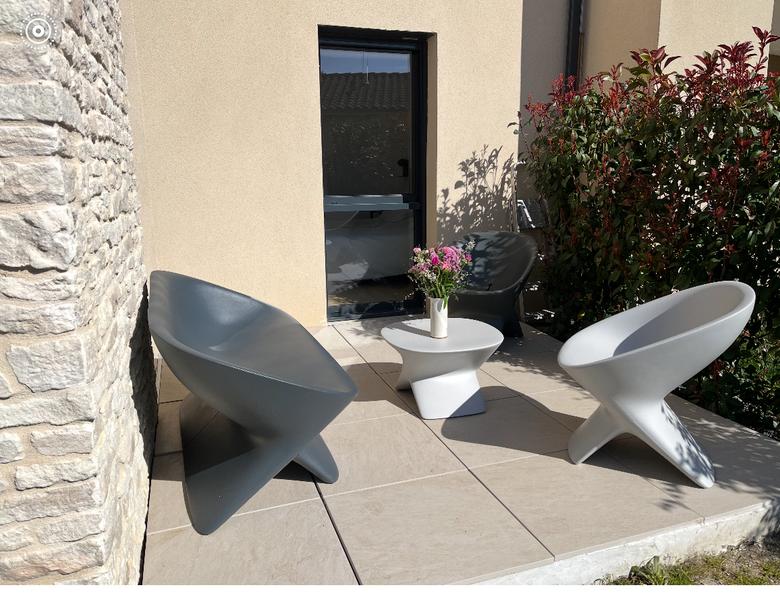 Private Terrasse mit Sitzbereich im Gîte Entre Deux Eaux