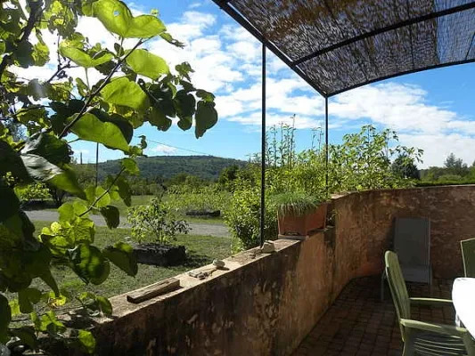 Terrasse des Cabanons in Gordes mit Gartenmöbeln und Blick auf die Landschaft