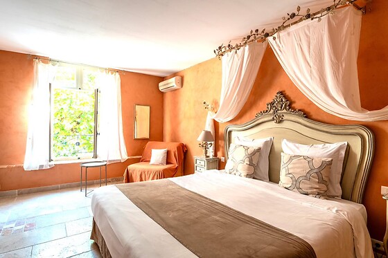 Elegantes Zimmer im Mas des Grès mit King-Size-Bett, Ockertönen und natürlichem Licht