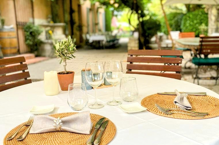 Gedeckter Tisch auf der Terrasse des Restaurants Sous les Platanes im Mas des Grès