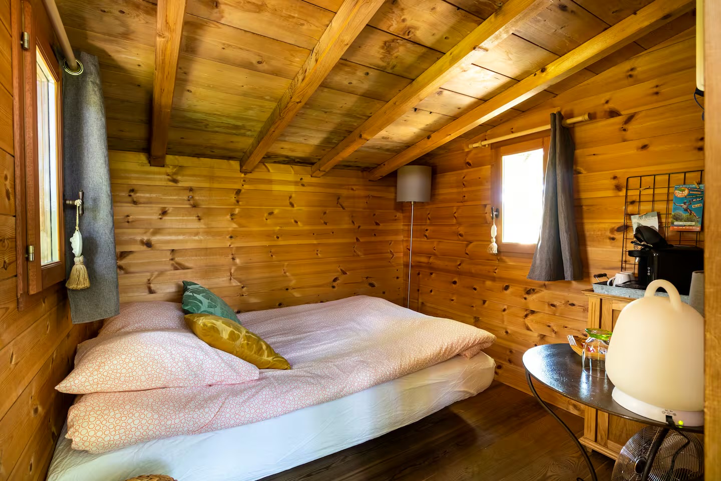 Schlafbereich der Cabane des Moulin Saint-Augustin in Oppède mit Doppelbett