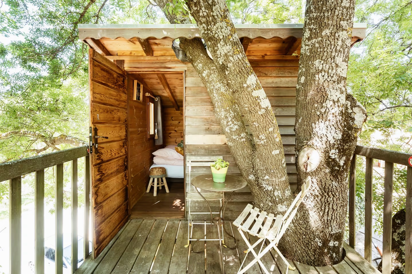 Private Terrasse der Cabane des Moulin Saint-Augustin in Oppède mit Gartenmöbeln