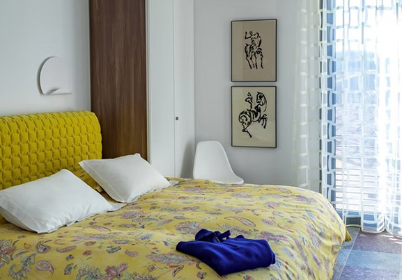 Gelbes Zimmer des BB12 Luberon in Gordes mit eleganter Dekoration und Kingsize-Bett