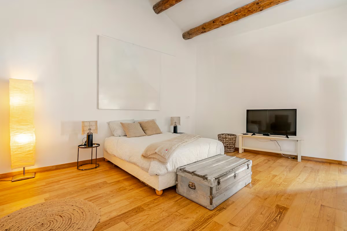 Schlafbereich des provenzalischen Lofts im Moulin Saint-Augustin mit Doppelbett und Paravents
