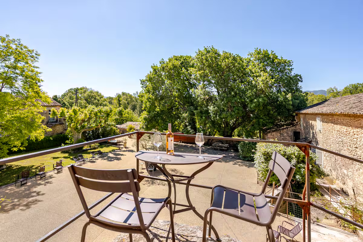 Terrasse des provenzalischen Lofts im Moulin Saint-Augustin in Oppède mit Blick auf den Garten