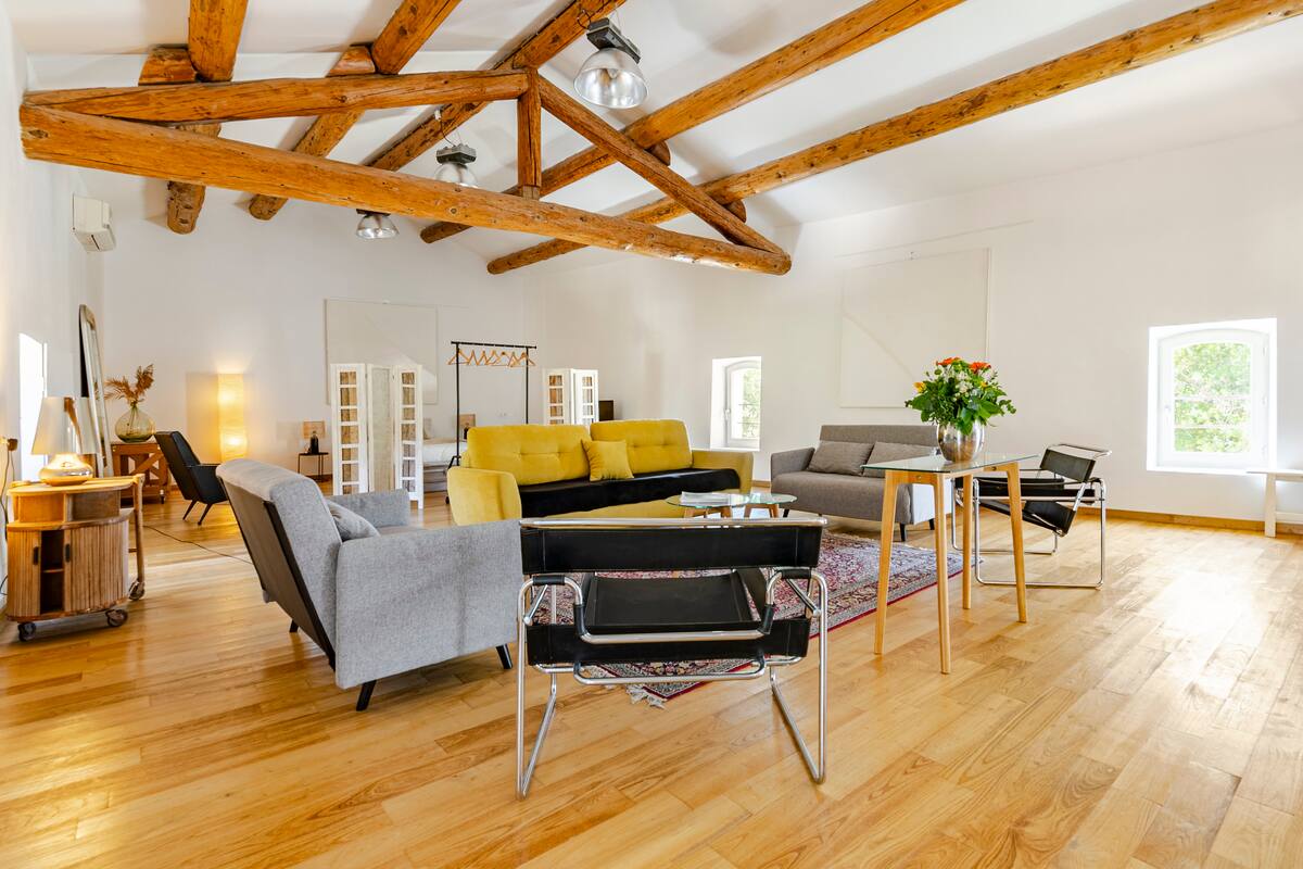 Heller Wohnbereich des provenzalischen Lofts im Moulin Saint-Augustin in Oppède