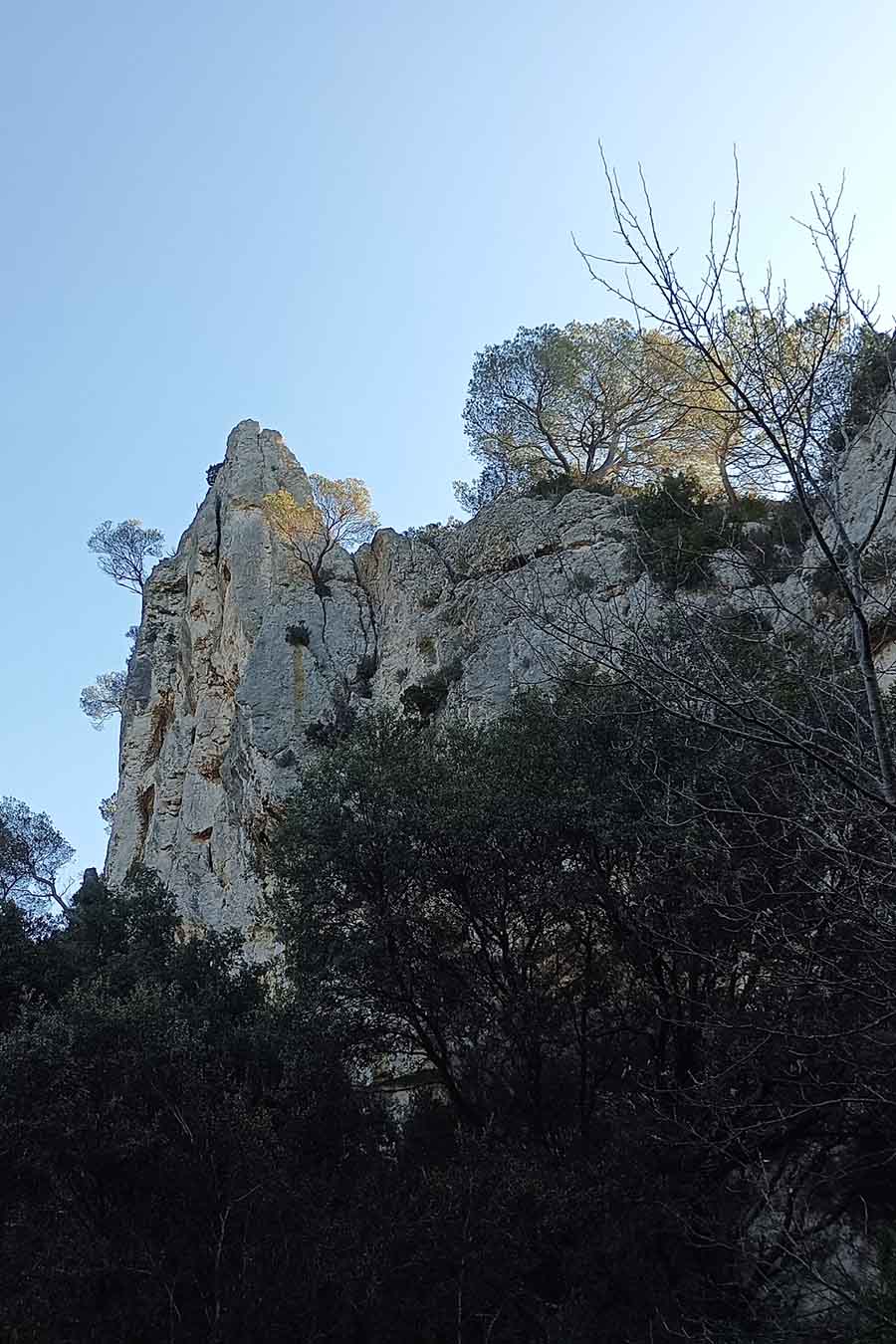 Kalkfelsen und enge Felsschluchten im Bereich Trou du Rat im Petit Luberon