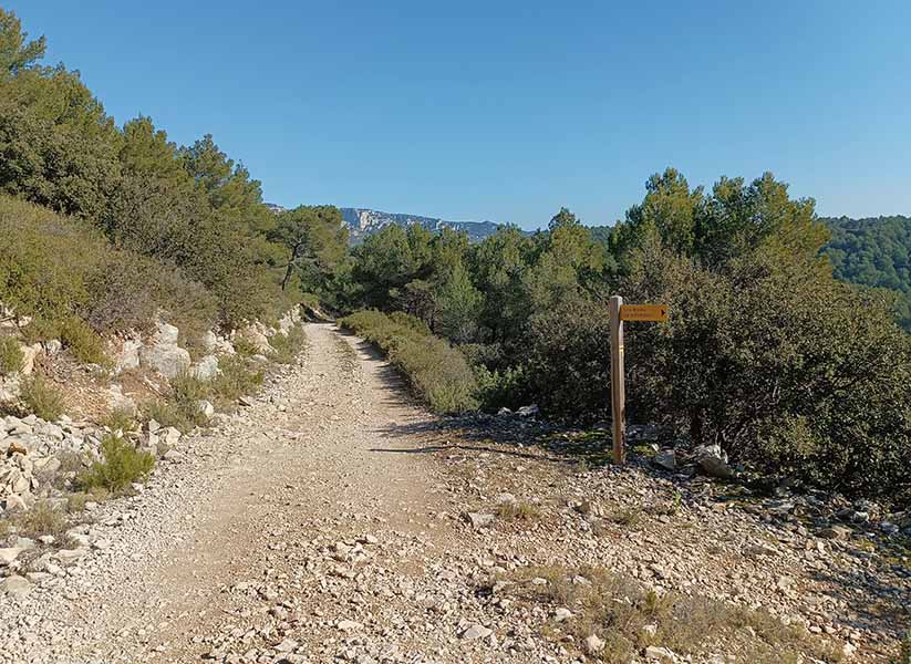 Wanderweg Trou du Rat in Cheval-Blanc, wilde Landschaften des Petit Luberon