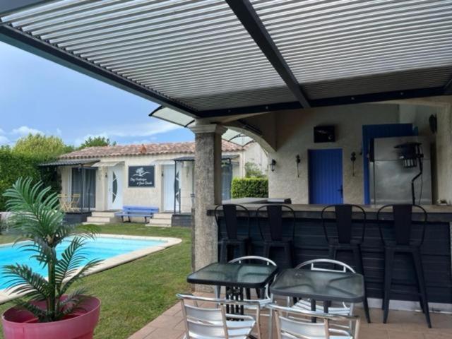 Gemeinsame Außenbereiche des Studio L’Olivier bei Frédérique und Jean-Claude in Les Taillades, mit Garten und Entspannungsbereichen.