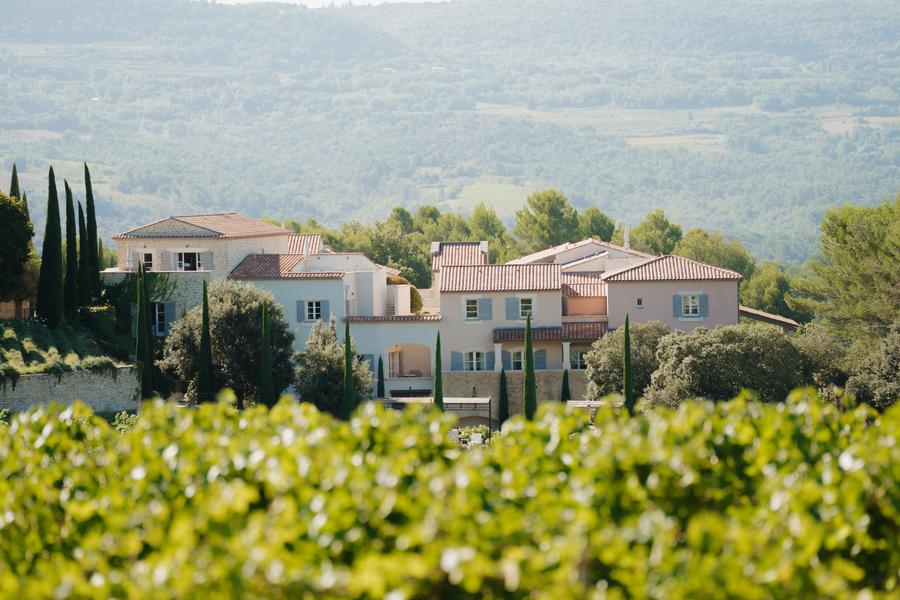 Blick auf Coquillade Provence, umgeben von Weinbergen im Luberon