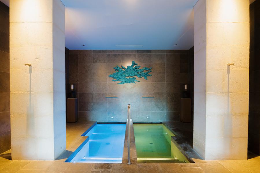 Spa-Bereich mit Entspannungsbecken in der Coquillade Provence